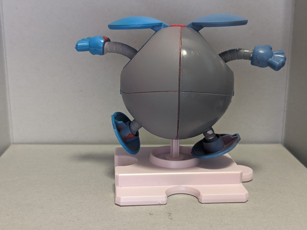 裏は、100均のラッカースプレーのグレーとミスターカラーのラッカースプレーで比較塗装したものです。右側は100均のラッカースプレーで塗装したものですが、つやがでていてそこそこ綺麗に塗装できました。しかし、気泡が出たり塗料のタレみたいなのが出ているので細かい調整が必要に感じました。また、重ね塗りをすると下地のグレーと混ざって汚い色になっているのでおすすめしません。一方で、サーフェーサーの場合は気泡も塗料のタレみたいなものが出にくくて使いやすいです。