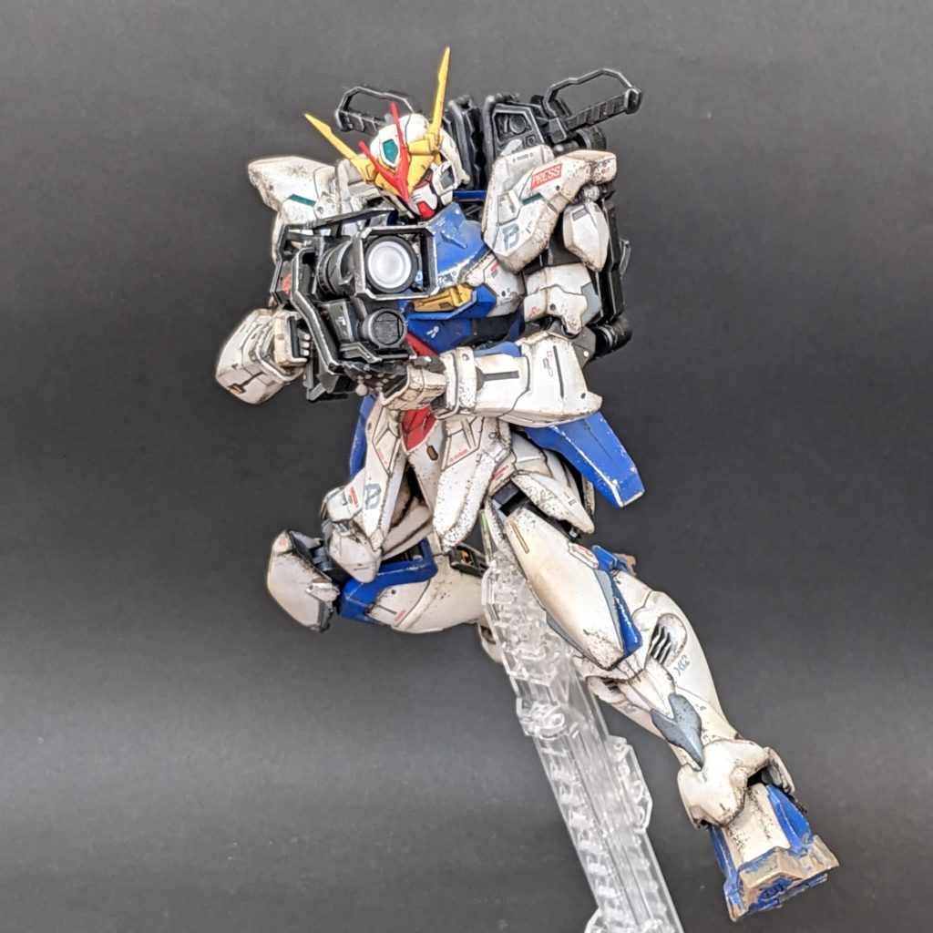 付属のスタンドで、パッケージイラスト風ポージング。構えてるのはランチャーではなくビデオカメラ。