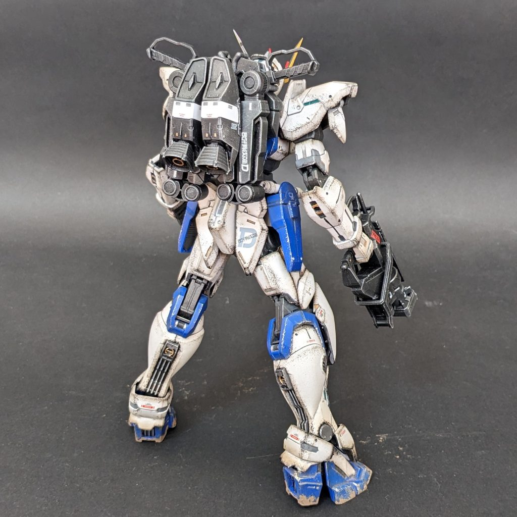 背中にはいかにも重そうなアームを2機背負う。