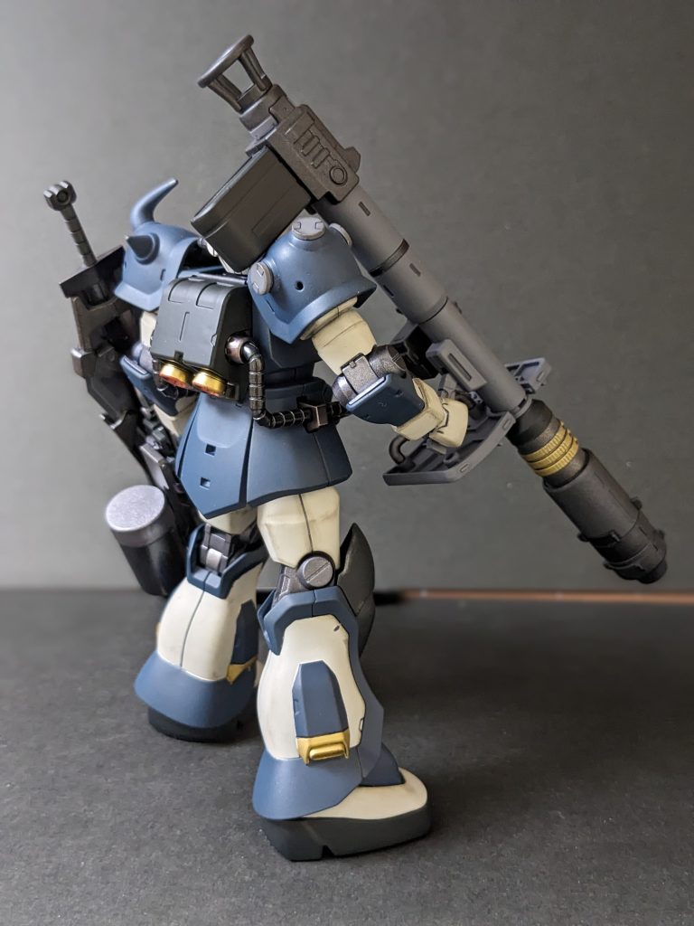 肩に担ぐのにショルダーアーマーのスパイク邪魔なので、ショーンのグフカスの様にヒートロッドのバッテリーという設定で丸モールドにしてます。