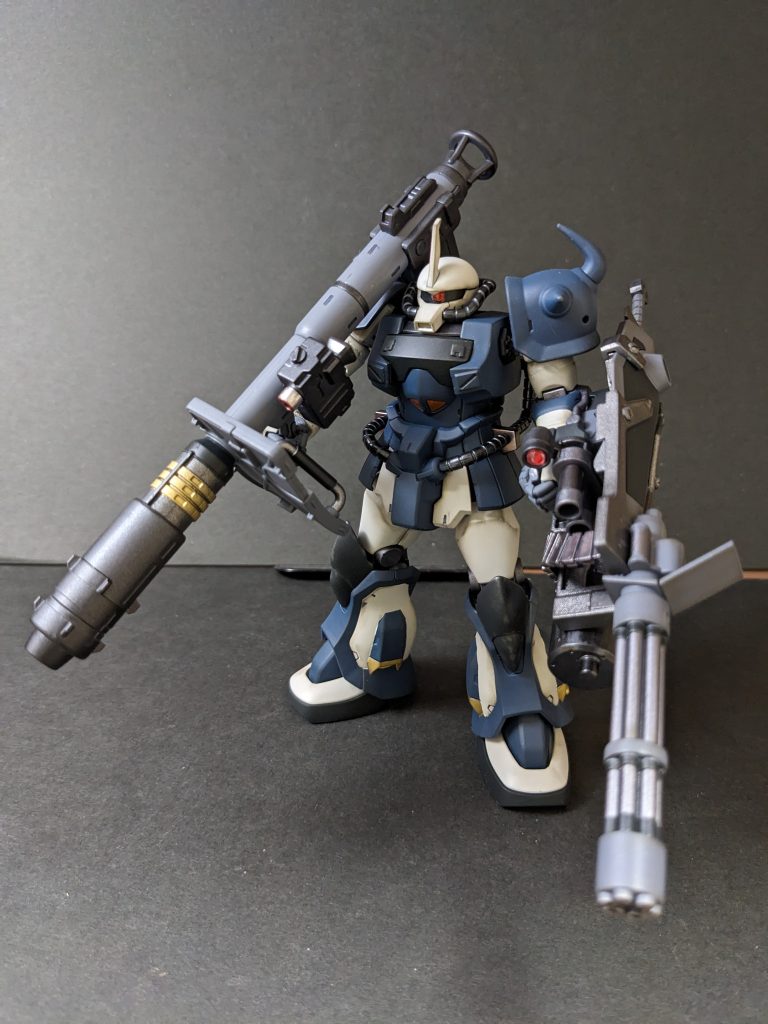 追加武装のバズーカ装備。給弾ベルトも付けました。