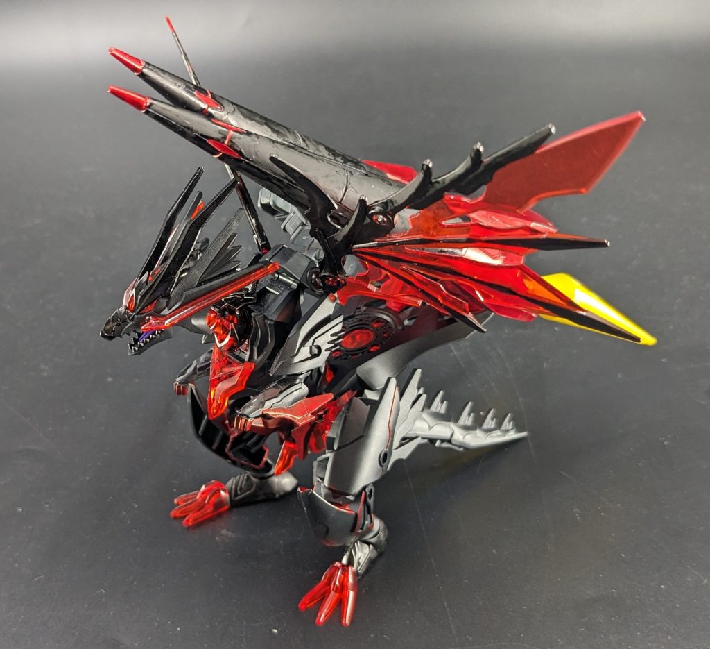 翼の骨部分や各部の赤いライン等、細かな塗り分けが難しそうだったので長らく放置していましたが、先日ようやく完成しました。石突き部分は、今回初めて薄め液を使うタイプの塗料で塗りました。薄め液のキャップを開ける段階から既に緊張してしまいましたが、とても楽しく塗装できました。仕上がりもきれいで、ガイアカラーのすごさを思い知りました。