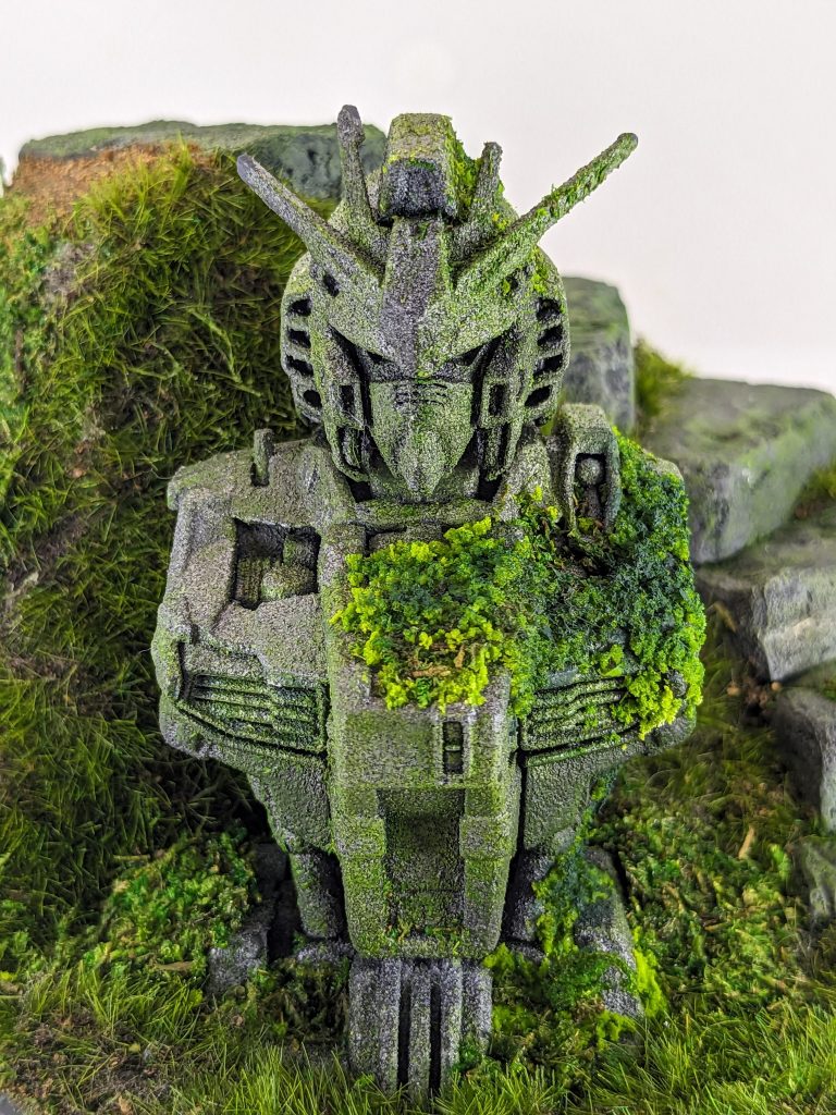 石像が風化した感じを出すために塗膜を厚めにしてモールドが少し埋まるようにしたり、アンテナの先端を折って丸めたりしたのにボディのエッジを丸めるのをすっかり忘れてしまいました