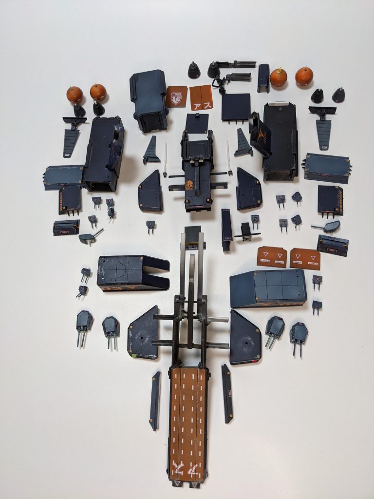 前作の反省を活かしフルスクラッチではありますが細かくパーツ分けが可能。その数約70点。設計の段階でキールにあたる部分を設定しそこに外装を取り付けていく工程としました。おかげで創りやすかった!途中で順調すぎて手を緩めるくらいでしたからね(後に敗北)。造っているのはガンプラなのにプラ板、プラ棒、塗料など90%タミヤ製というね・・・。