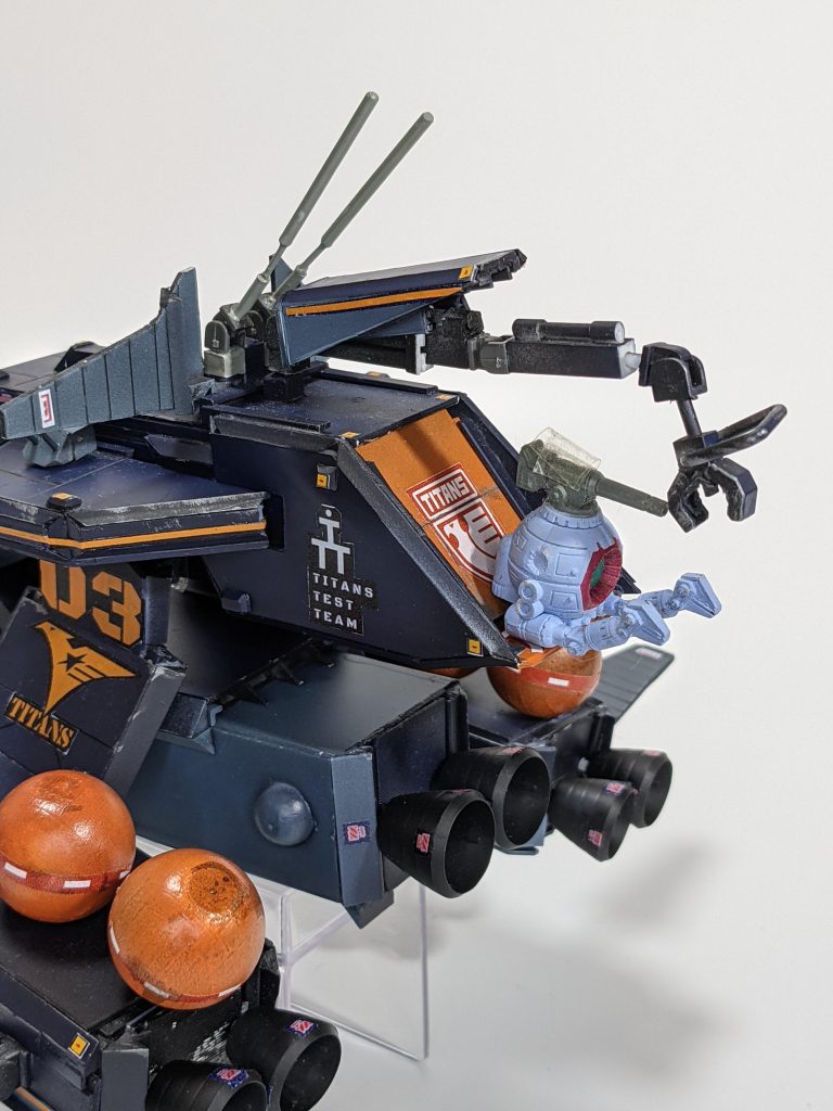 アスワンではランチャー収納デッキをMSデッキにしているので作例では大型MS(MA)用のデッキにしてみました。 「私の(ボール)大きさは36mです」 うーんプロペラントタンクが倒れている(ご愛嬌)。