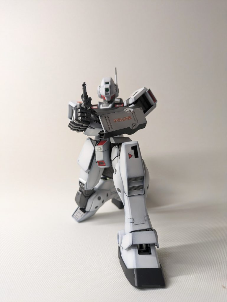 優秀な可動域により狙撃モードで「動くな!警察だ!」のポーズもラクラクです。結構前のキットでMGガンダムVer.2.0のパーツを流用しているくらい前のキットなのですが、素晴らしい。