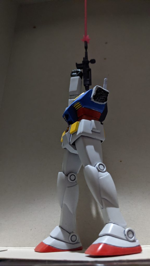 頭部と左肩は一度組み立ててから、ニッパーで荒く切断し「ビームで撃たれた」事を意識して、切断口はMr.セメントで溶かした表現をしてます。