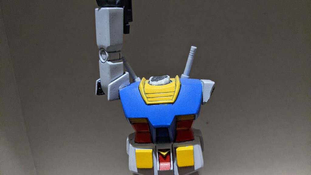 真正面から見る事を捨てて、右側ローアングルで見ることを重視して造ったので、右腕は「機体構造どないなっとんねん！？」て腕の付け方してます（笑）