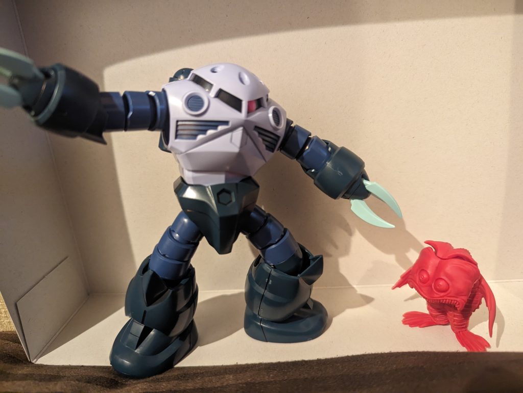 謎の生命体との接触にビビる沼津ゴックさん。沼津のご当地怪獣・ヒモノラというらしいです、沼津港になんかガシャポンあったので回して見たら当たりました。