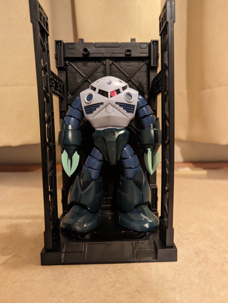 沼津ゴックさん、前から。流石に旅先では出来る事も限られるのでほぼ素組みです、モノアイは光らせたかったのでシールの余白とクリアレジンで作ったなんちゃってクリアパーツです。