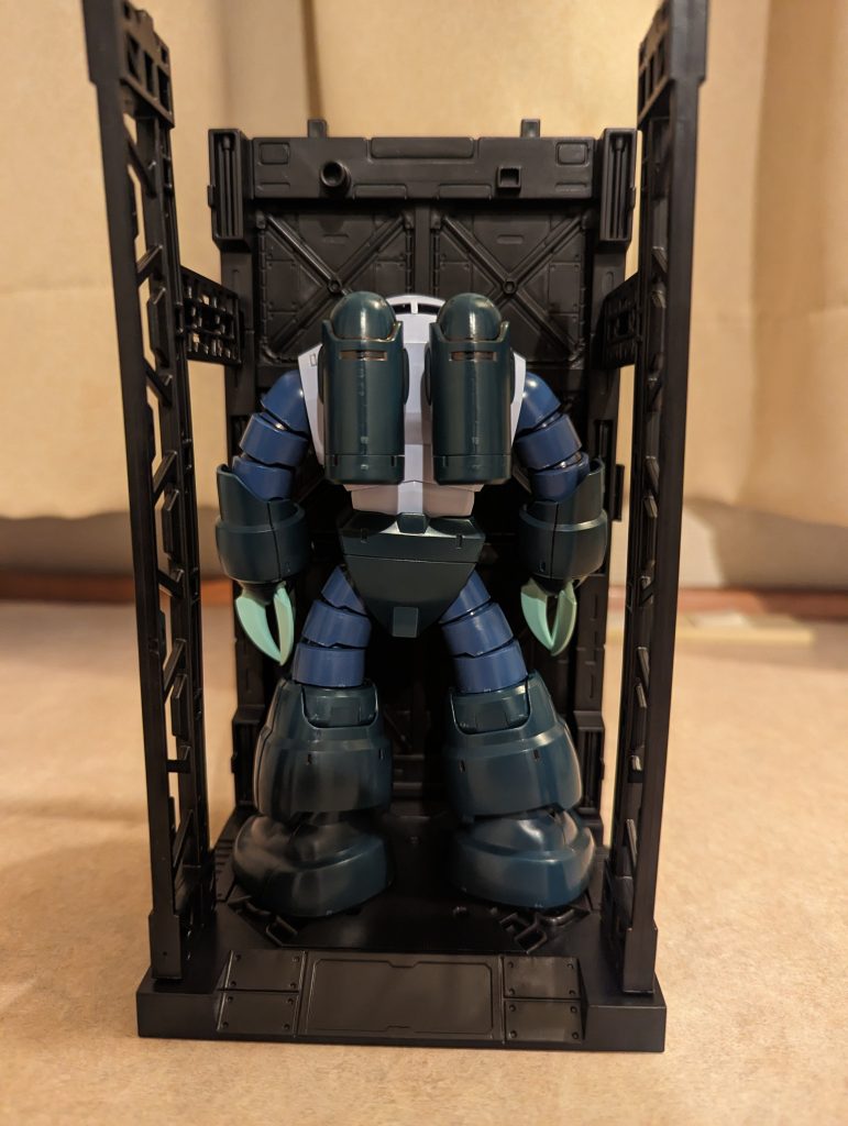 沼津ゴックさん、後ろから合わせ目やゲート跡もバッチリ残ってますね、だって完全に素組みだもの(笑)やった事はスミ入れ位、プラモ用マーカーでのスミ入れ久しぶりにやったけどなんか懐かしい気持ちになりました。