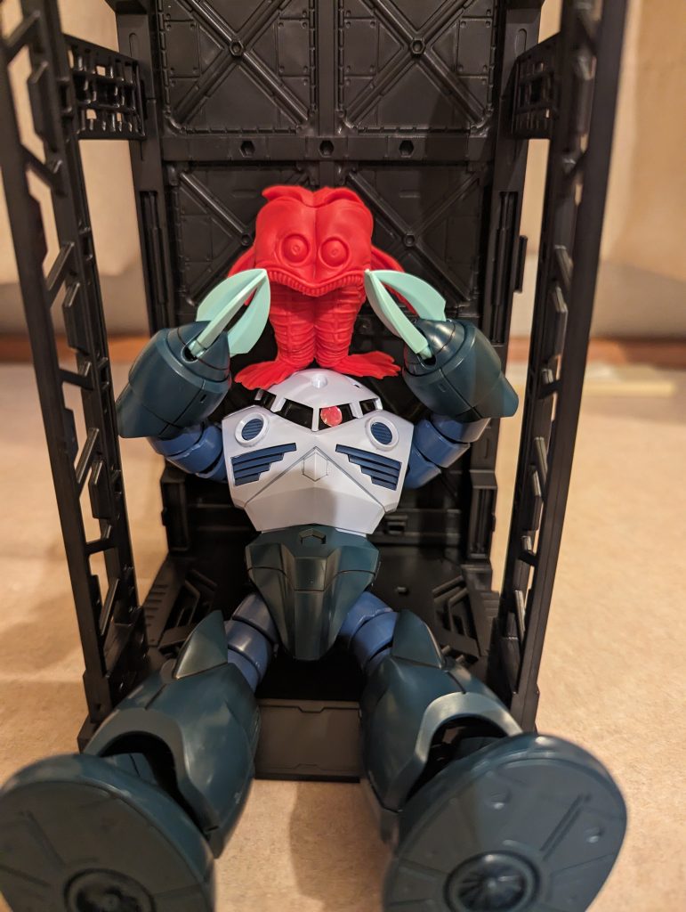 手を込んで作った作品ではないけれどたまにはこんな楽しみ方もいいものです、ガンプラは自由だ!あとHGUCズゴックも素晴らしいキットですね、1000円切ってるキットとは思えないクオリティでした。
