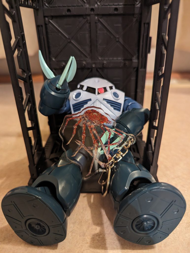 ホテルへ帰投、ガシャポンでカニが当たってご満悦の沼津ゴックさん。自分的にはシーラカンスかメンダコがほしかったです。