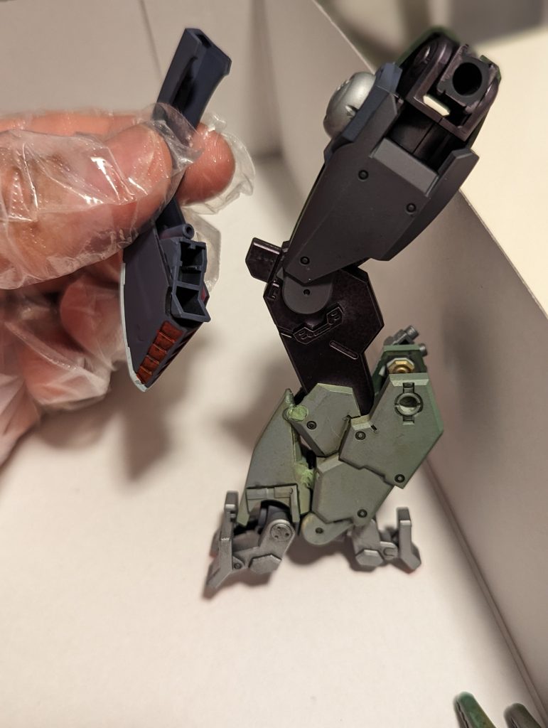 脚は境界戦機のマルチジョイントフレームをベースにしています。かっこいい、稼働範囲が広い、かっこいいの3重得。アルケーガンダムの膝パーツをひっくり返してはめこんでいます。