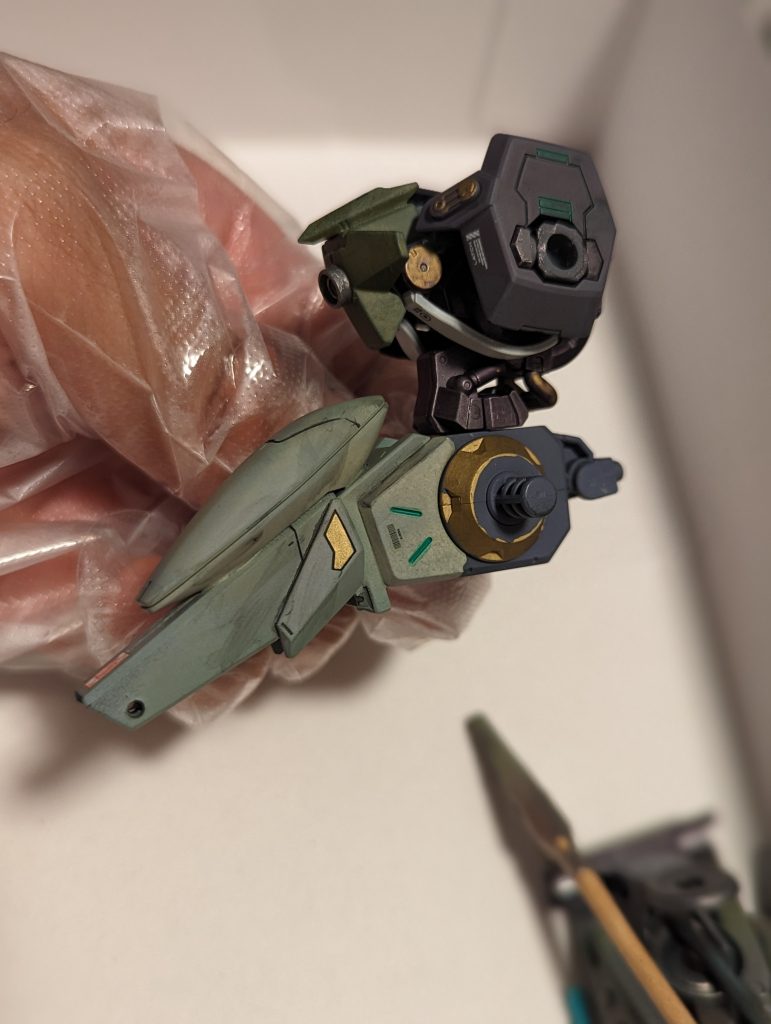 胴体はグレイズアイン。腰はメイレスビャクチにジンクスなどのあまりパーツをくっつけました。胴腰が今回いちばん気に入っている部位です！全体のバランスを取ってくれた有能部位。