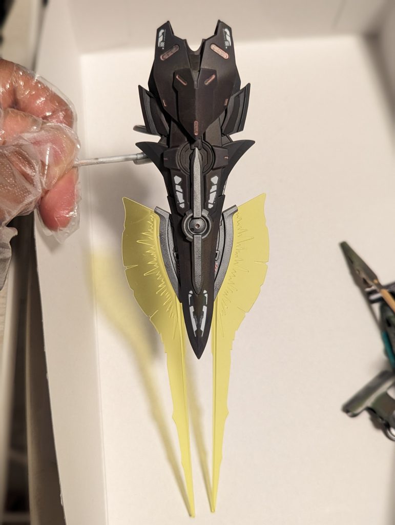 レイドボス的なヤバそうな武装をもたせたく、迫力の出しやすいシナンジュのシールドをベースにした武装をつくりました。ミカエリスのパーツなどを盛ってオリジナル兵器にしました。塗装利用色はおもにはガンダムマーカー 。初めてのガンダムマーカーエアブラシ。基本緑：ザクライトグリーン濃い緑：ザクダークグリーン紫グレー：ガンダムメカグレー薄いグレー：ジオングレー濃いグレー：ファントムグレー赤：ロイヤルメタレッドそのほか筆塗りでアクリジョンとシタデルカラー部分塗り。ガンプラは自由！楽しい！