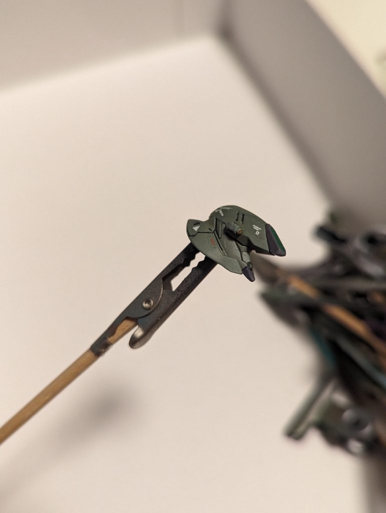 頭はアルケーガンダムをベースに、センサー的なパーツをつけました。連邦の拠点のパーツで改修できるようにモノアイでない形式にしている脳内設定。