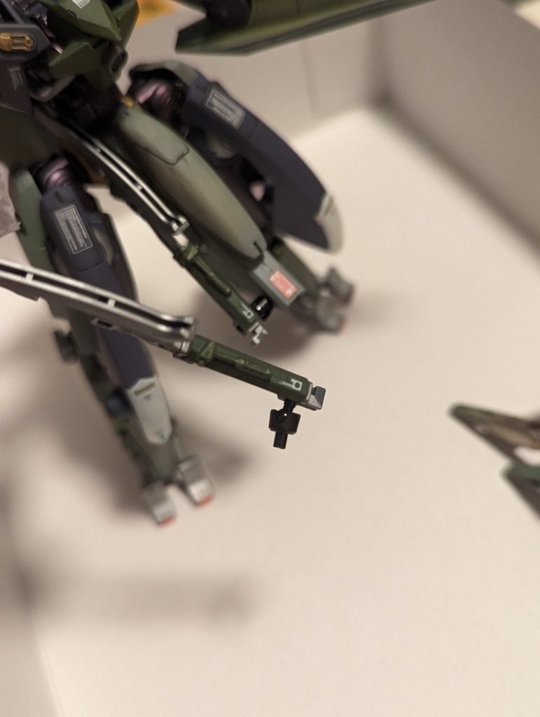 隠し腕はシナンジュのビーム兵器ベースです。こんな形でジョイントパーツをぶっさしています。