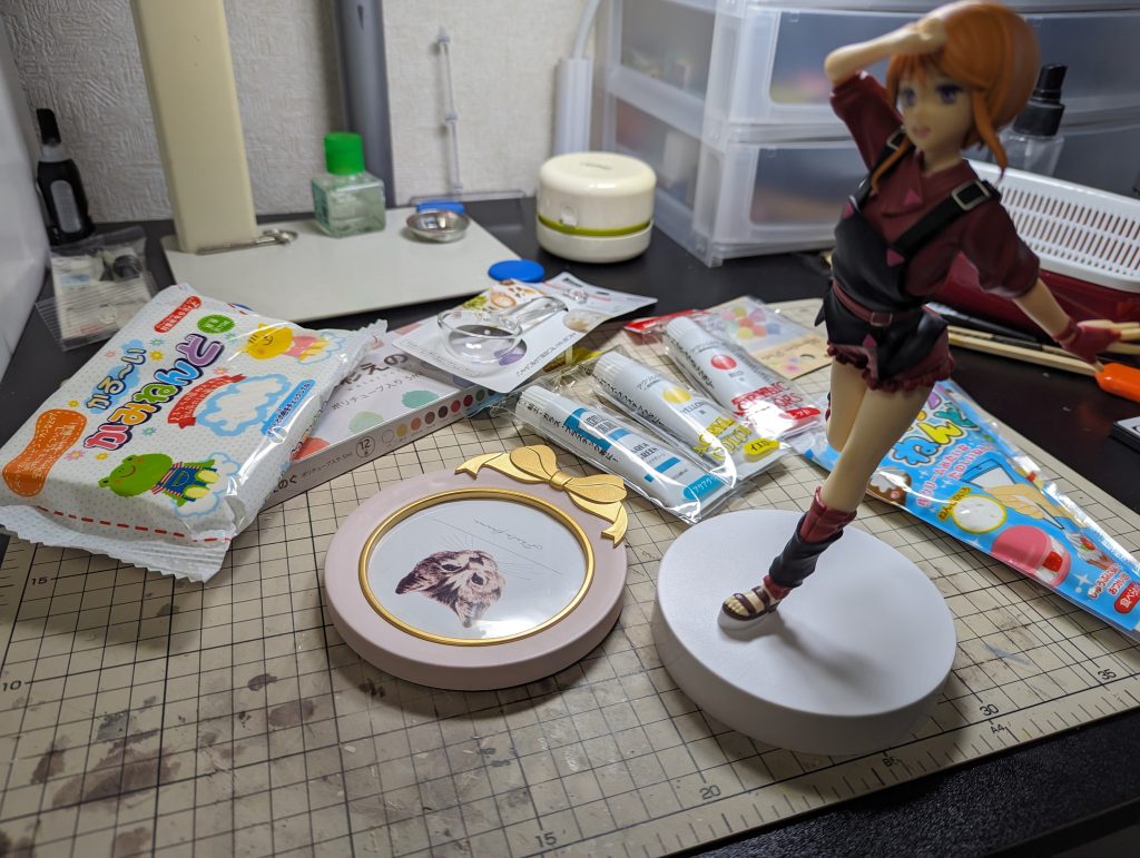 素材は基本的に全部100均です。唯一、台座中央の部分のみプラ板に月光蝶ホロシルバーをガンダムマーカーエアブラシで吹き付けています。