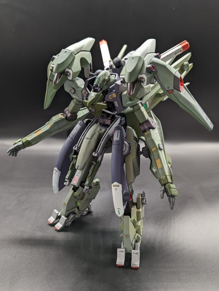 斜め立ち両膝にiフィールドジェネレーターを搭載。両足は特殊合金クロー。