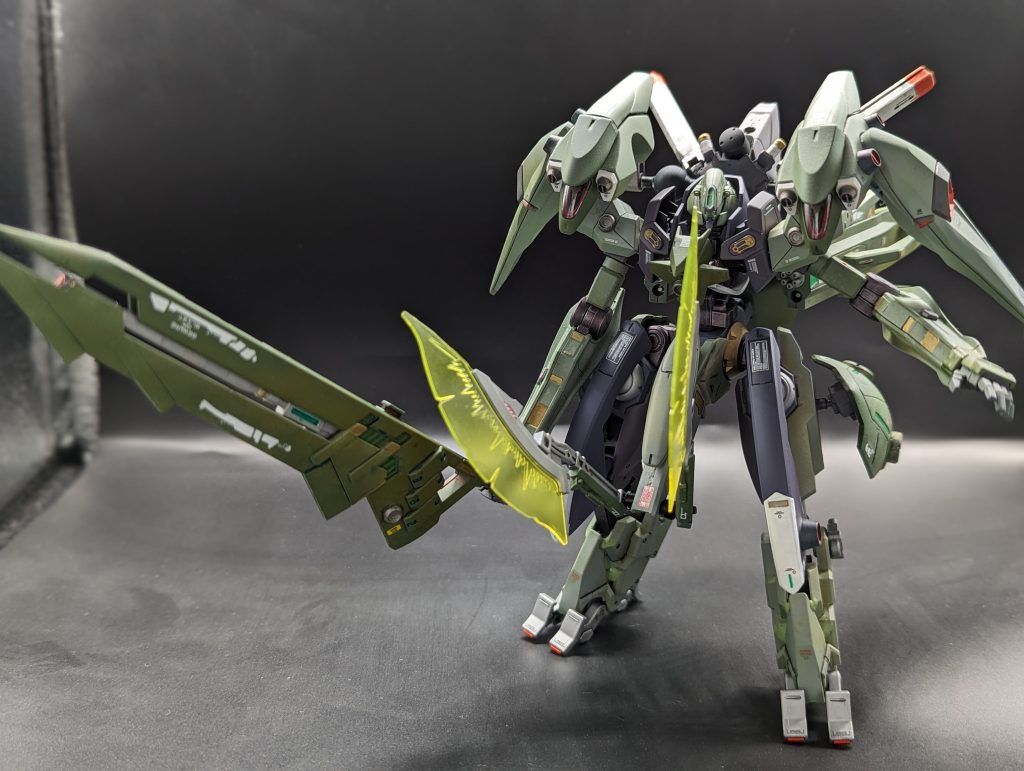 腰には二本の隠し腕ビームアックスを装備。相手のビームサーベルを受け止め、もう一方で切り払うことが可能。