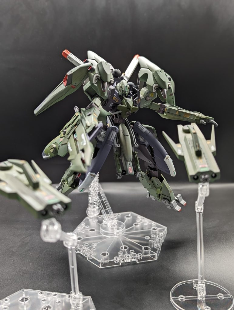 背面に携行しているAI制御式のミサイル＆バルカンポッドを射出。単騎突撃の状況でも多角的な猛攻が可能。弾幕の隙間からビームランチャーで制圧。