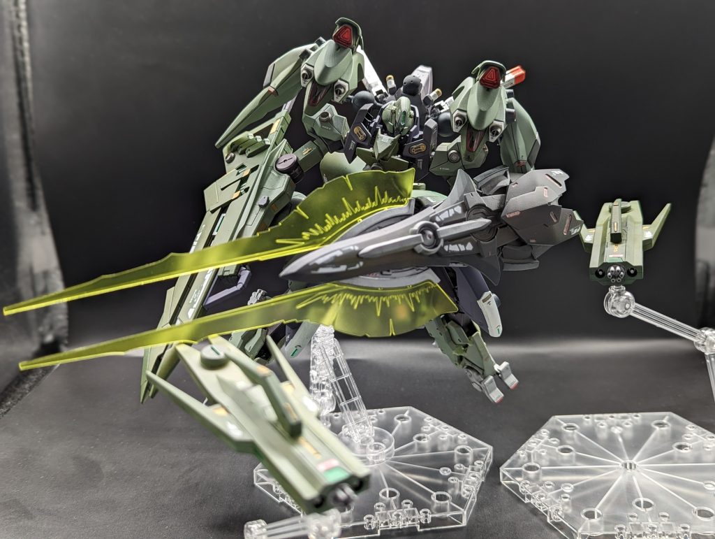 トランザム！！超高出力モードを発動することで通常の2倍の速度での活動が可能。これに耐えられるパイロットは少ない。肩部のバーニアも稼働。シールドに搭載された高出力ビームソードを発動可能。