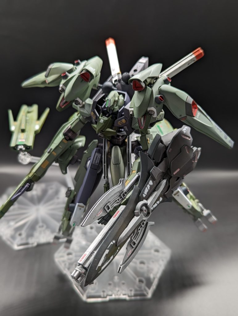 シールドにはビームバルカンを搭載。爆速で迫りながら雑魚払いが可能。