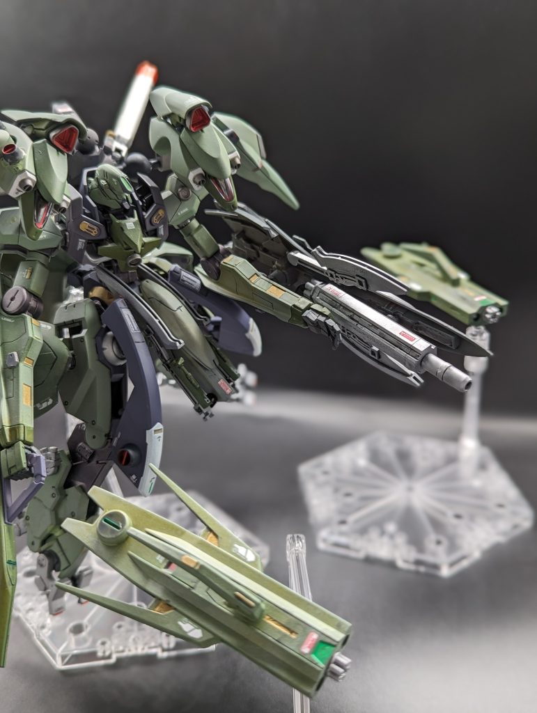 ビームバルカンはリバーシブル仕様になっており、硬い相手を貫くための収束ビームライフルに切り替え可能。