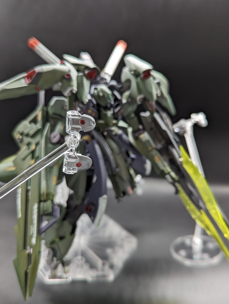 小型の飛行式ジャマーを携行。連邦の白い悪魔など理不尽エース級の相手を想定しており、近づいた味方機以外の電気系統を強制遮断する。