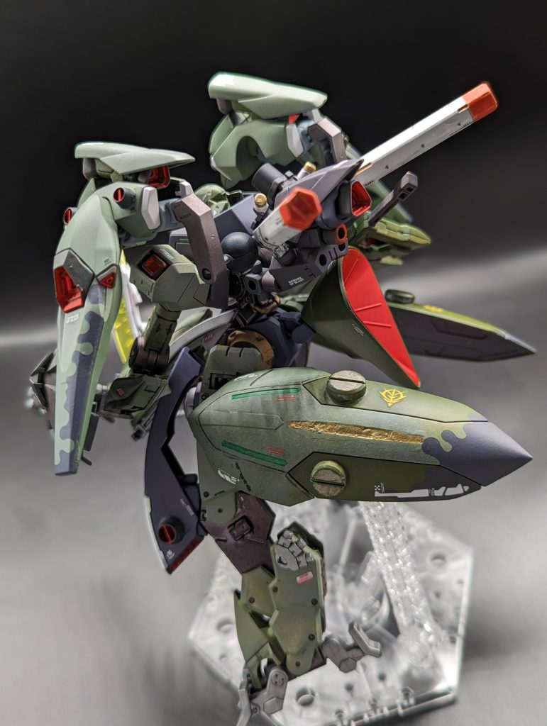 バックパックはファラクトのかっこいい箇所と、30mmのパーツをくみあわせて自作しました。おしりの大型バーニアはバイアラン系の機体から拝借しました。特徴的な塗装表現を盛り込みたく、ファラクトパーツとアルケーアーマーに対してデカールのメルト迷彩を初挑戦で貼ってみました。ミリタリーな色味もあいまって、なんとなくゲードライ感が出て気に入りました。