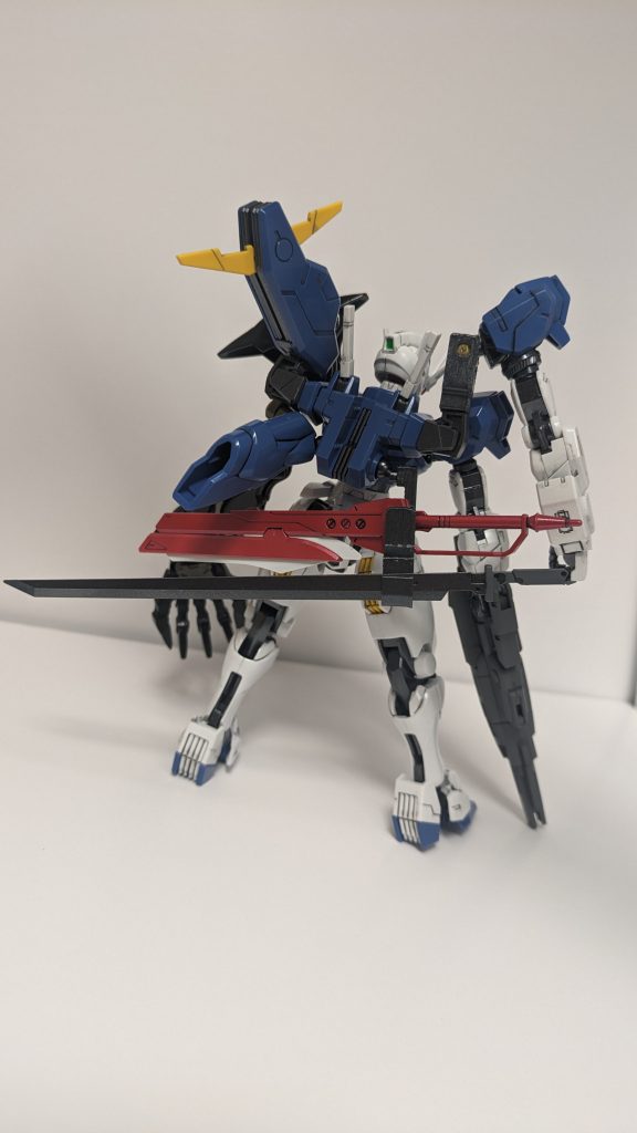 後ろ姿バックパック右半分は腕とウェポンラックになってます