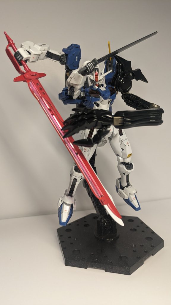 左腕は関節増やして少し動くようにしましたが、指が可動しないのでポーズが決まりません