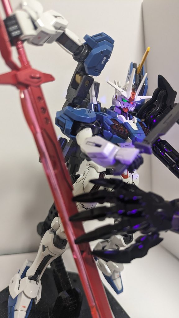 わかりにくいですがメインカメラも左右で色を変えてます