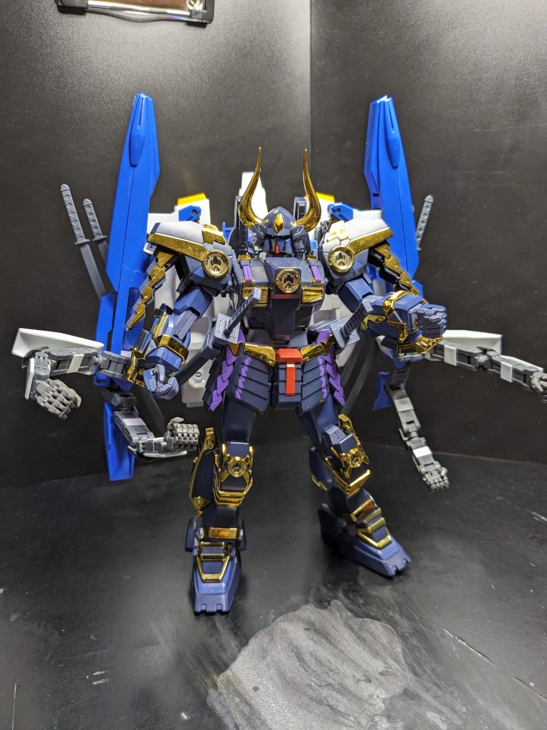 背中に乗せるだけのつもりだったのですが、武者の肩アーマーが干渉してしまい腕が動かないので、ディフェンサーを切ったり延長したりが大変でした😅