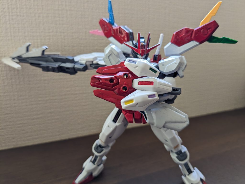 で、バーニアの羽を開いてシールド裏に付けておいたエスカッシャン残りをシールドに接続し、夢想封印モード。家にあった塗装で良さげなのを色々塗ってみました。