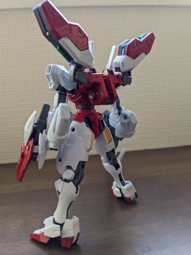 背部ショット。上部バーニアは陰陽玉をイメージした感じの紅白カラーです。