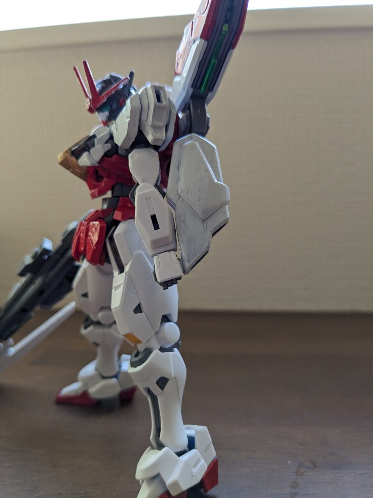 サイドショットその2。シールドはずすとこんな感じです。背部下部バーニアを腕に接続できるようにして、装束の袖っぽくしてみました。