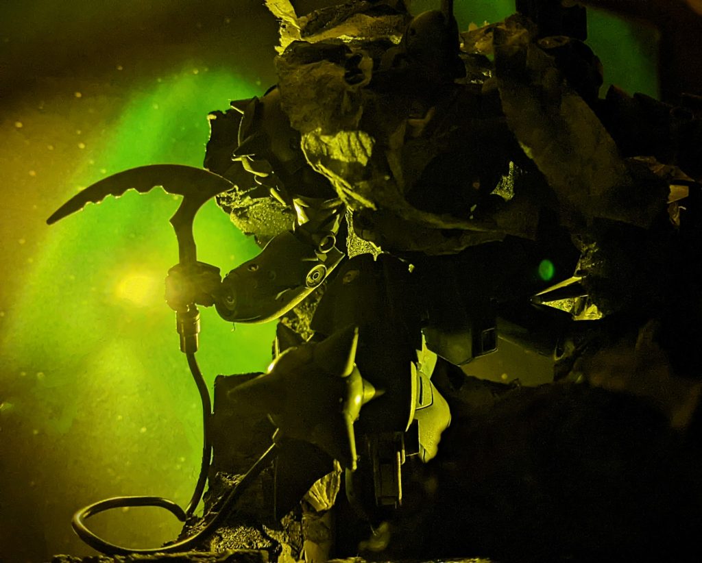 ある連邦兵の話さ。彼は…彼らは亡霊を見たというのだ。なんの代わり映えもしない夜だ…コロニーの外では星だか閃光だかビームが見える…見慣れたくもなかった光景で光る水面。彼らは新型ガンダムの護衛を目的とし、いつでも出撃出来る体制だったのさ。こんな所に突っ込んでくる馬鹿は居ない………はずだった…。