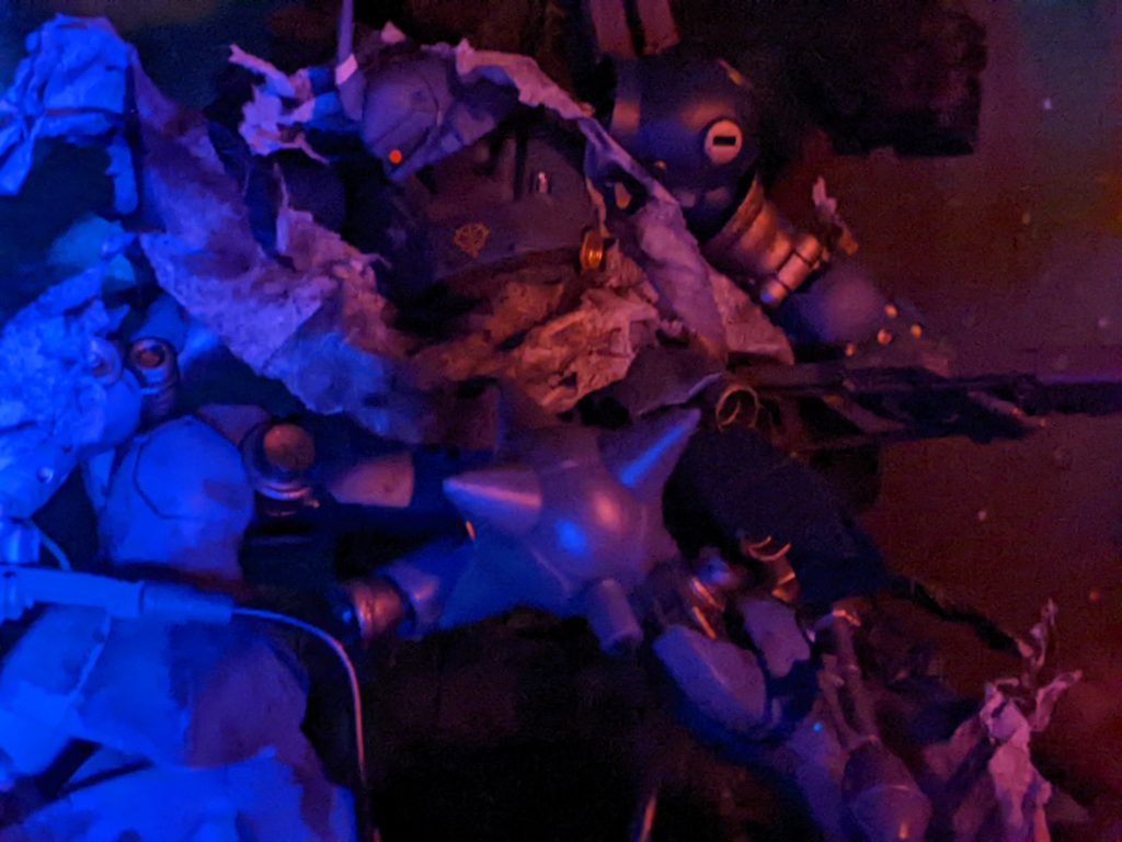 俺達はMSで順次出撃。中遠からの攻撃でぶっ潰す。数では勝ってる。性能だってガンダムと同等レベルなんだ。今更貧乏ジオンなんて相手じゃない。皆そんな気持ちだった、「かてr…ﾎﾞｶｰﾝ真っ白に混じって赤と茶色。何度も見た光景だ、だというのに背筋が寒くなる「先行隊が殺られた……。」隊員の言葉によって理解がようやく追いつく。頭の足は早いはずの俺がようやく理解する。