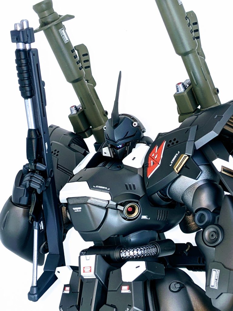 ベースとなったのが約20年前のMGケンプファーとのことで、当時のガンプラ事情を知らない私ですが、各関節の剛性感不足を感じたり、肘や膝パーツ等にビスを使用する等、スタイルはバツグンにカッコイイキット故にチラホラ気になるポイントがあるのが玉に瑕なキットでした。