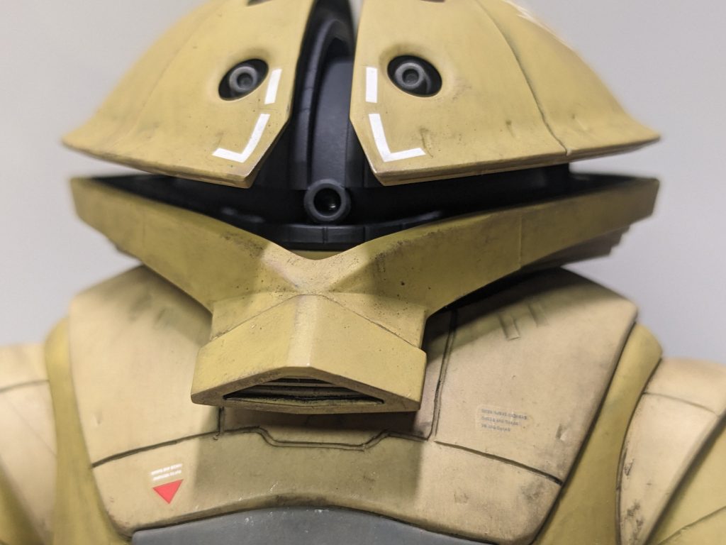 クリアパーツを外してモノアイをMSGのパイプで小型化しました。解りづらいですけど、100均のUVレジンを中に詰めています。