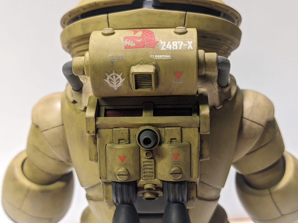 バックパックを既成のパーツをベースにプラ板やMSGを使って大型化してみました。上方のタンクはタミヤのガソリンタンクを削って使用しています。