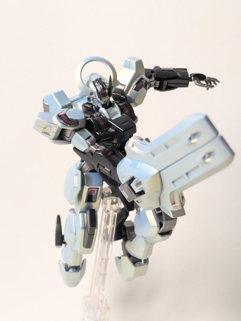 偏光パールはピンク下地にすることでブルーにも薄いグリーンにもイエローにもホワイトにも見えつつ、うっすらとピンク透けて見える不思議な色になりました。思っていたのとは違いますがこれはこれで綺麗です笑