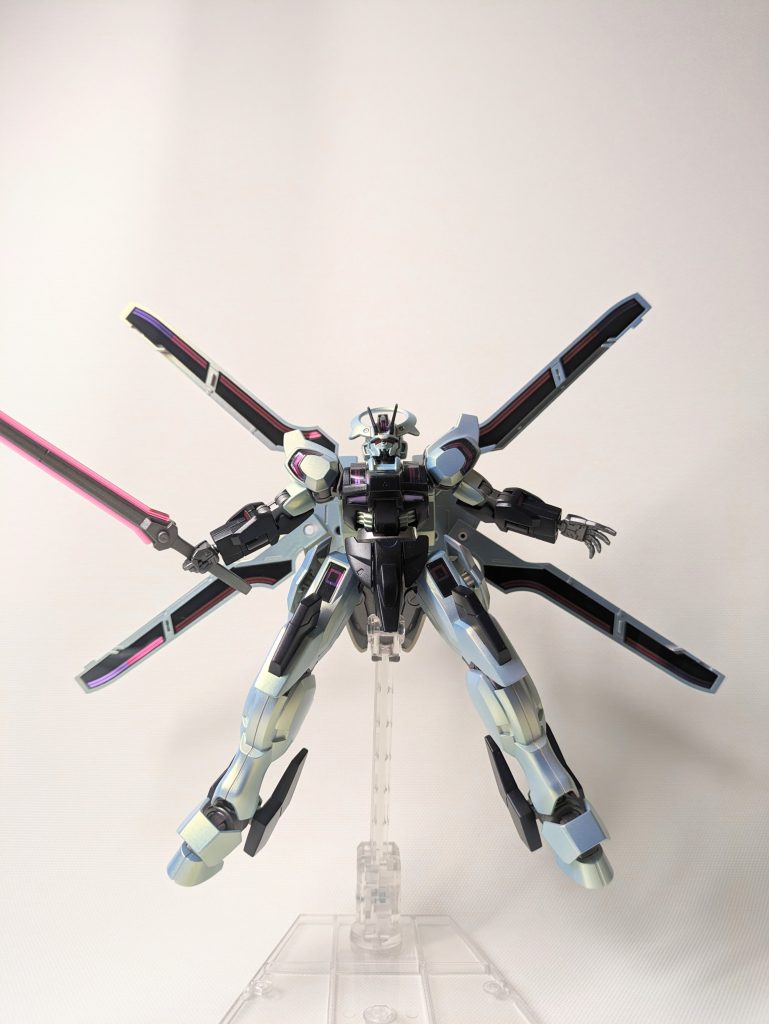 照明の当たり具合でかなり色味が変わります。