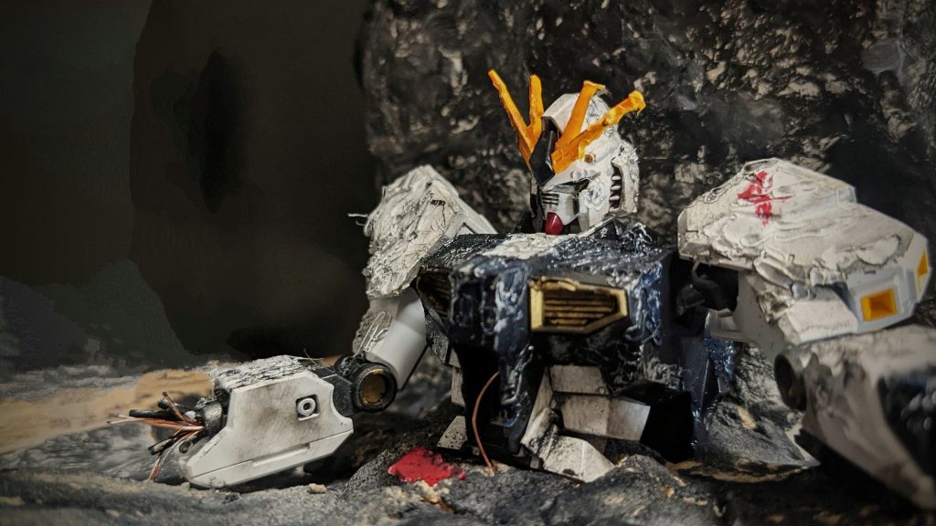 熱で装甲は溶けていますが、形状は保っているようです。さすが、νガンダムはダテじゃない!!