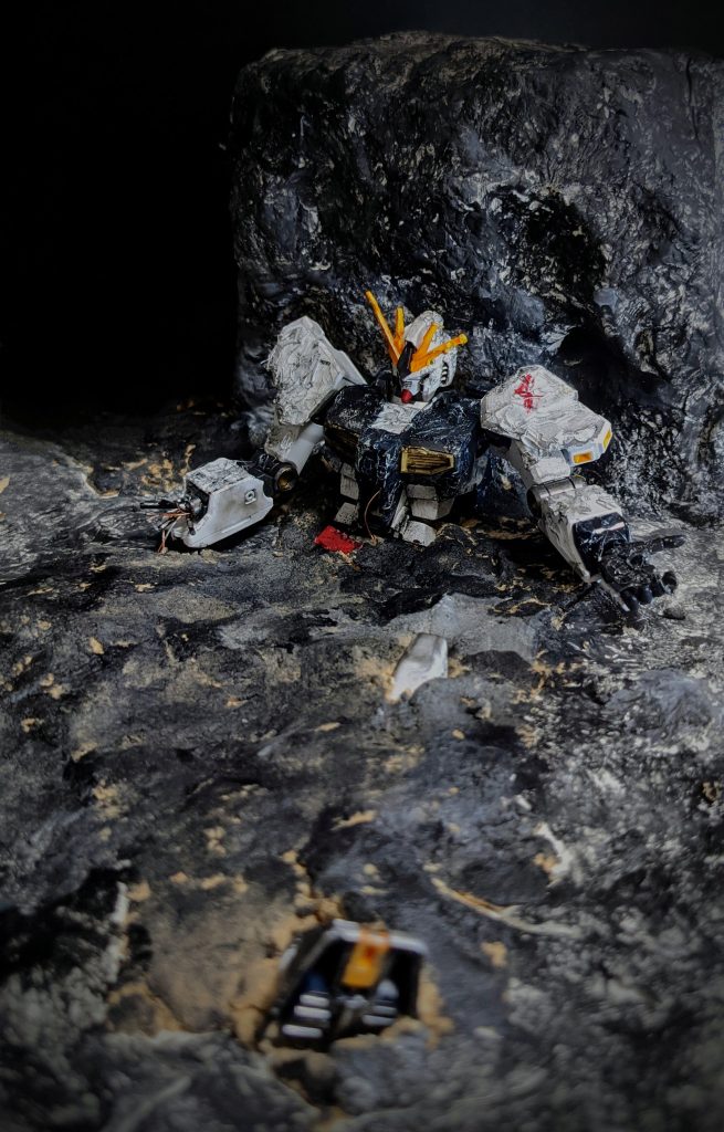 永い年月をかけて、徐々に埋まっていくνガンダム…コックピットハッチが…