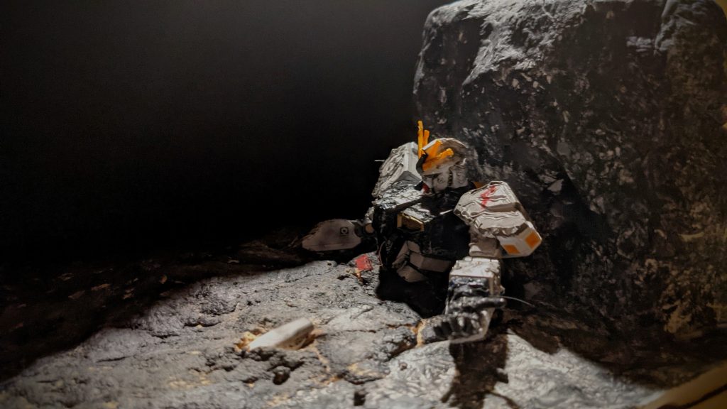 宇宙空間で太陽に照らされるνガンダム。