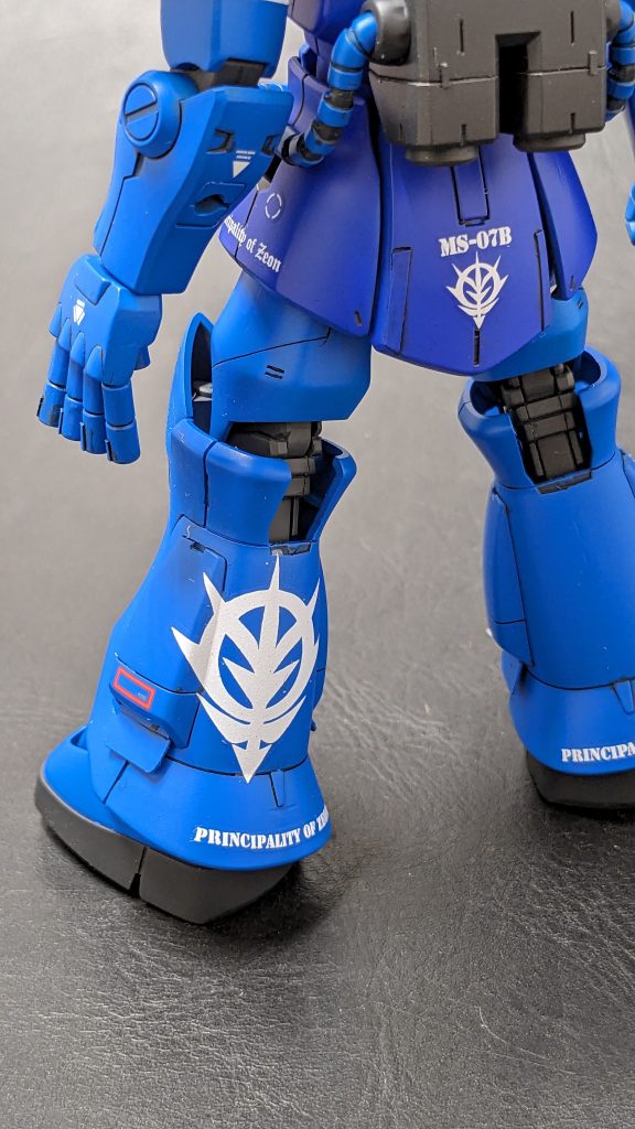 足のフレアとスカートの裾にも自家製デカール