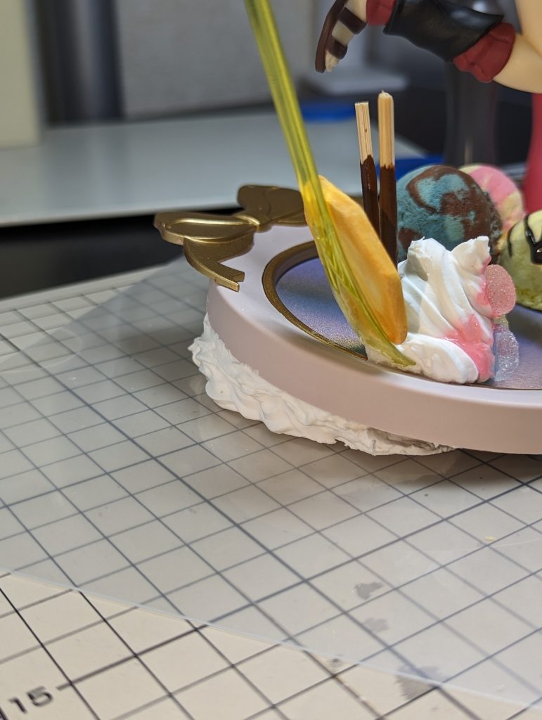 視線を正面にするために、台座をクリームで角度を付けるようにしています。月光蝶ホロシルバーのキラキラもより際立って見えます。